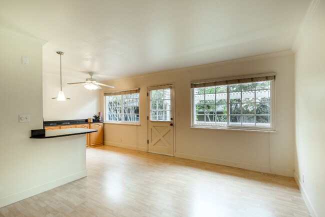 Building Photo - Massol Ave 225* (10)