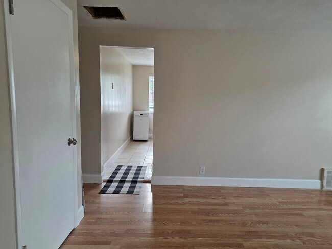 Foto del edificio - 3760 RedMaple Rd E