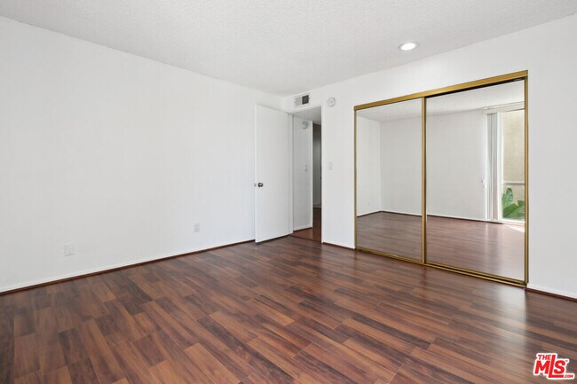 Foto del edificio - 6515 Green Valley Cir