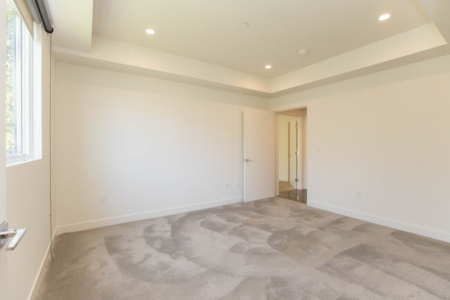 Building Photo - 10663 Kinnard Ave