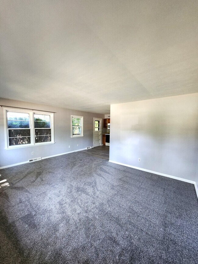 Foto del edificio - 613-617 W Sheridan Court