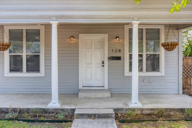 Foto del edificio - Updated & charming Lavaca home with large ...