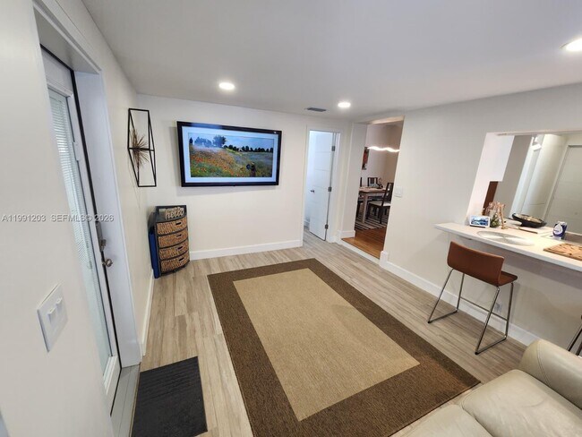 Building Photo - 831 Plover Ave