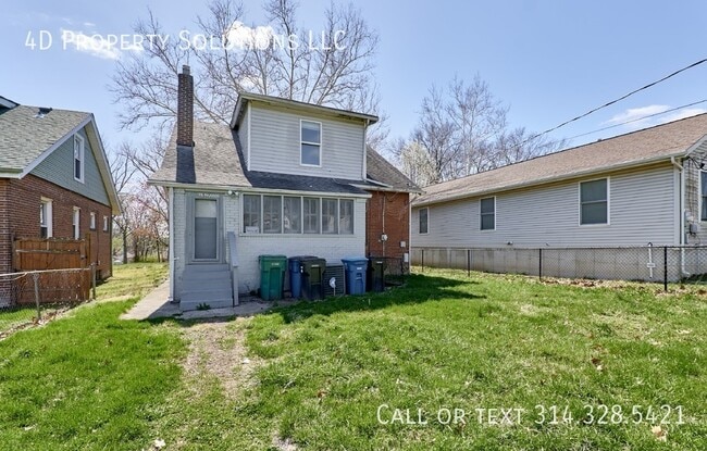 Building Photo - Spacious 3-Bedroom Home with Hardwood Floo...