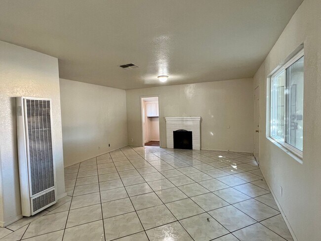Building Photo - Merced: $1700 3 bed 1 bath with spacious y...
