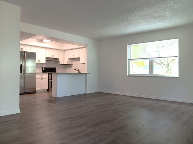 Foto del edificio - Spacious two-bedroom near 4th St N