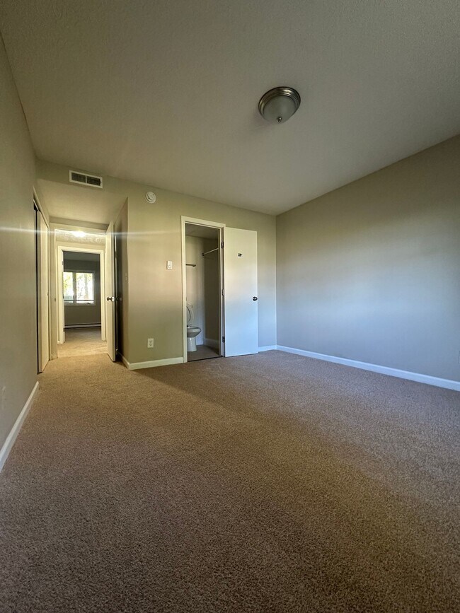 Foto del edificio - 2-Bedroom Townhouse in Stow, OH – Offering the perfect blend of comfort, convenience, and modern ...