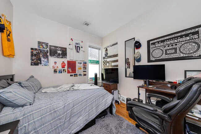 Foto del edificio - Nicely Priced 4-bed, 2-bath Mission Hill Apartment
