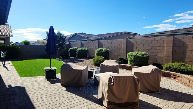 Foto del edificio - Like new 4-bedroom with Teen suite & Commu...