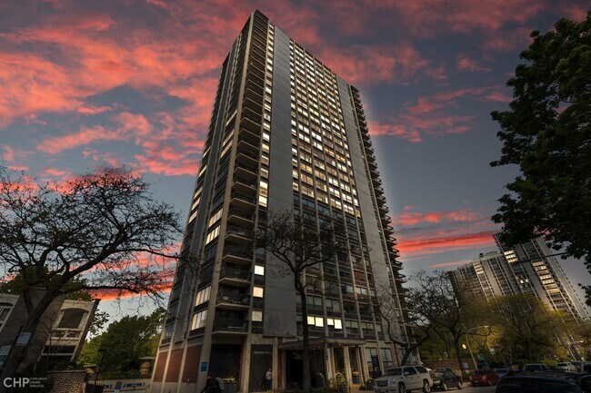 Foto del edificio - 1355 N Sandburg Terrace