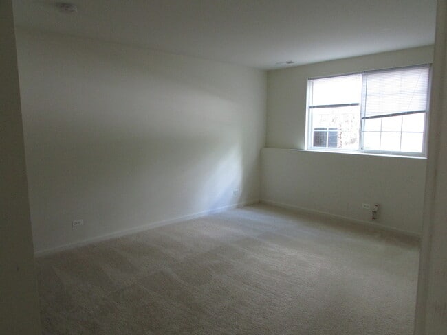 Building Photo - 493 Conservatory Ln