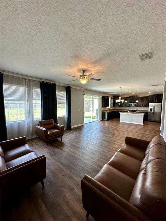 Foto del edificio - 7448 Ella Ln