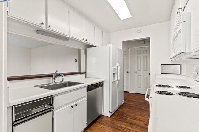 Building Photo - Nor Cal Realty Inc, 3BD 2 BTH condo ***Mes...