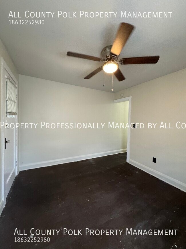 Building Photo - Upstairs 1 Bedroom Apartment in Downtown L...