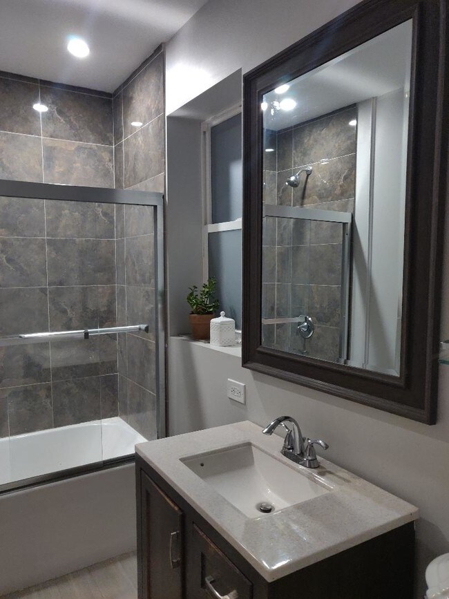 Foto del edificio - 543 W Brompton Ave
