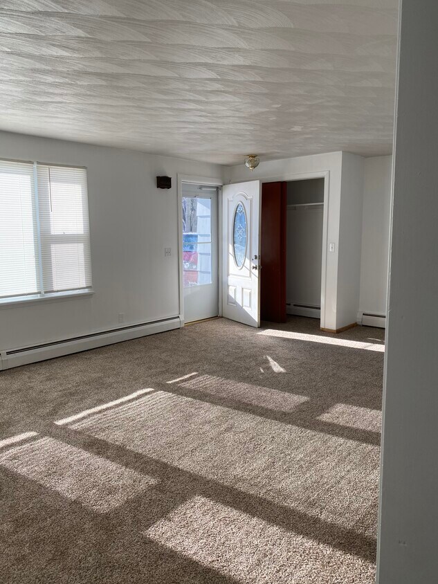 Large living room - 2032 Westside Dr