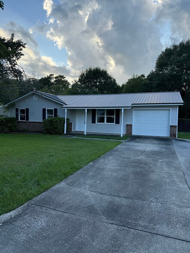 Foto principal - 2413 Creekwood Dr