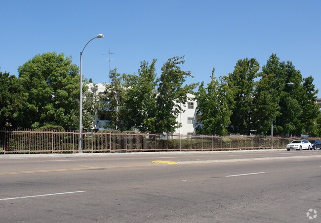 Foto del edificio - St. Johns Plaza Apartments