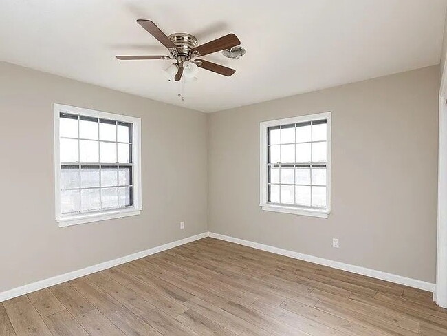 Foto del edificio - "Charming 3-Bed, 2-Bath Retreat with 1,690 Sq Ft of Comfort in Kansas City!"