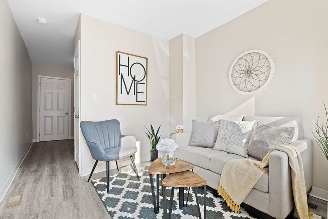 Building Photo - 2 Bedroom 1 Bath Townhouse for rent