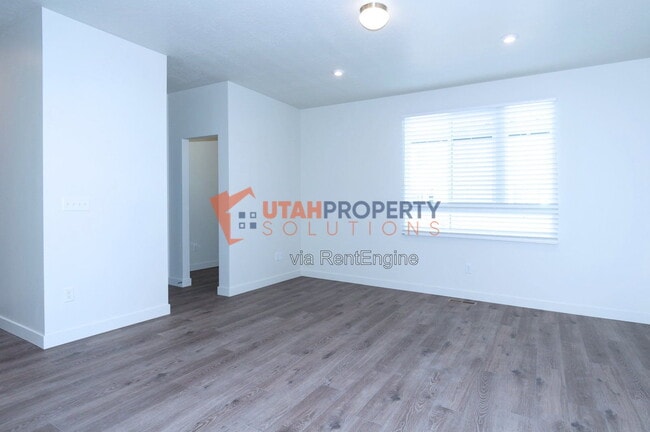 Building Photo - 1055 W 400 S