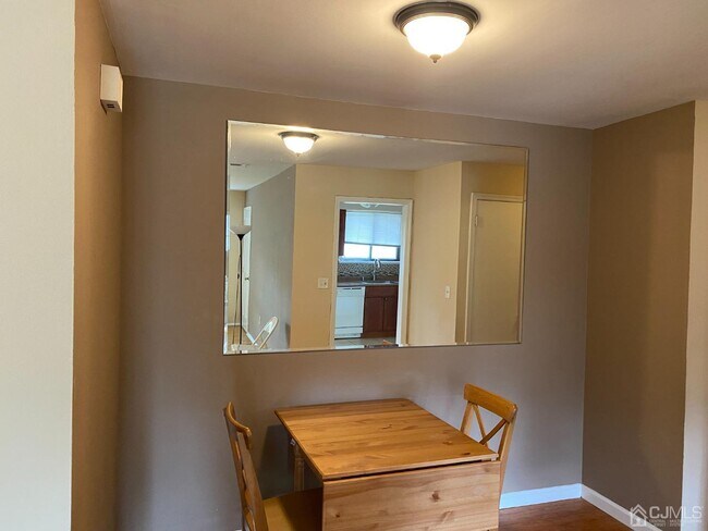 Foto del edificio - 323 Gill Ln
