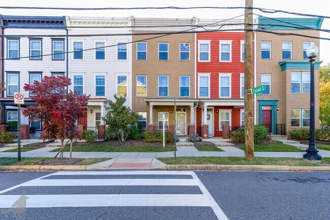 Foto del edificio - A Northeast Masterpiece! Parking Included!