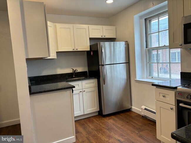 Building Photo - 676 Perth Pl