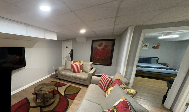 Foto del edificio - Room in House on Bollingbrook Dr SW