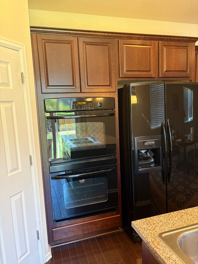 Double ovens - 7440 Sabino Ln