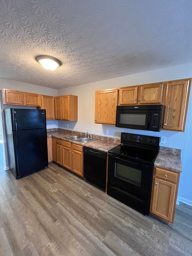 Building Photo - HALF OFF ONE MONTH AT UPPER STONE!