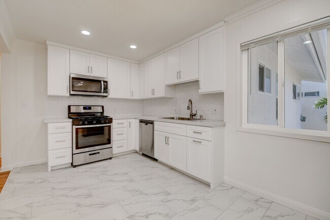Foto del edificio - 3 Bedroom House in the Heart of Pacific Be...