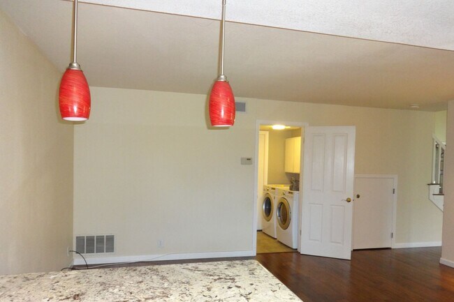 Building Photo - Beautiful Willow Glen 3 Bedroom 2.5 Bath E...