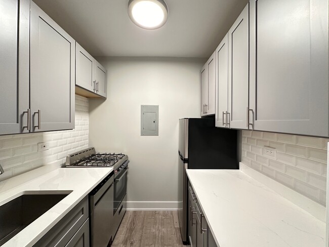 Building Photo - 510 W Belmont Ave