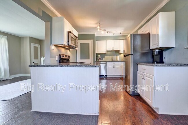 Building Photo - 912 Feist Ave