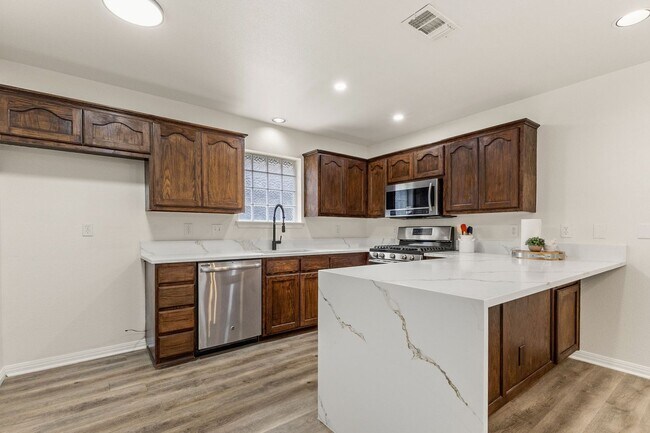 Foto del edificio - Stylishly Updated Living in the Heart of N...