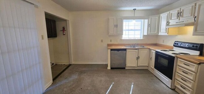 Building Photo - Available Now! 2 Bedroom 1 Bath Close to E...