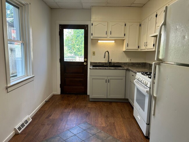 Foto del edificio - 3 Bedroom 1 Bath Home with Fenced Backyard