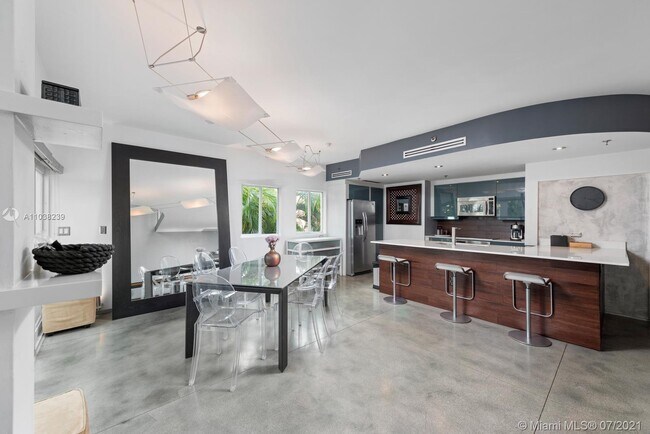 Building Photo - 828 3rd St