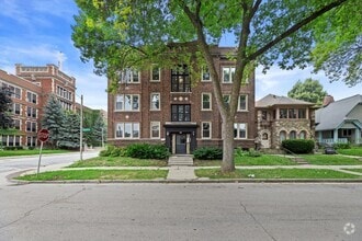 Building Photo - 2905 N Bartlett Ave