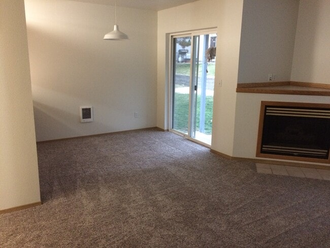 Building Photo - 5475 Glenridge Way