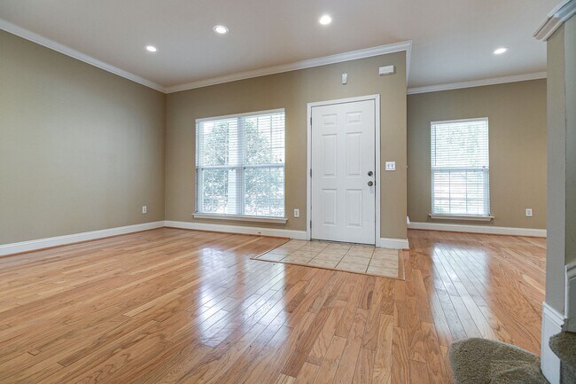 Foto del edificio - 614 Springlake Dr