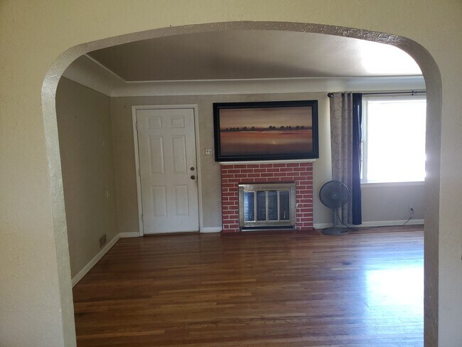 Entry - 2114 10th Street Rd
