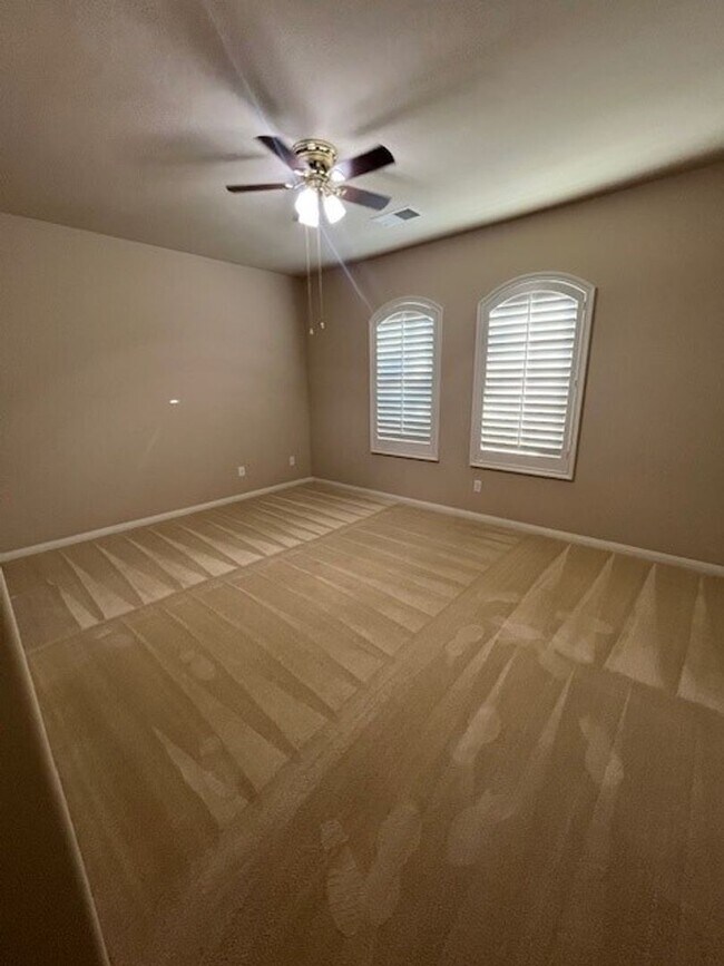 Foto del edificio - 121 Market Hill Way