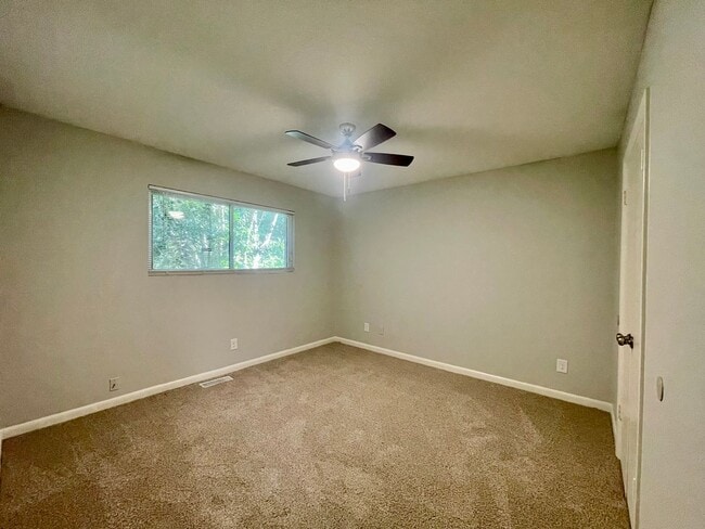 Building Photo - Newly renovated 2 bedroom apartment - Grea...
