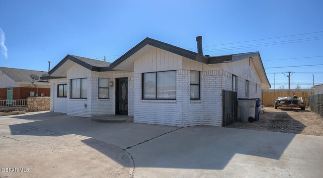 Building Photo - 9709 Vallarta Dr