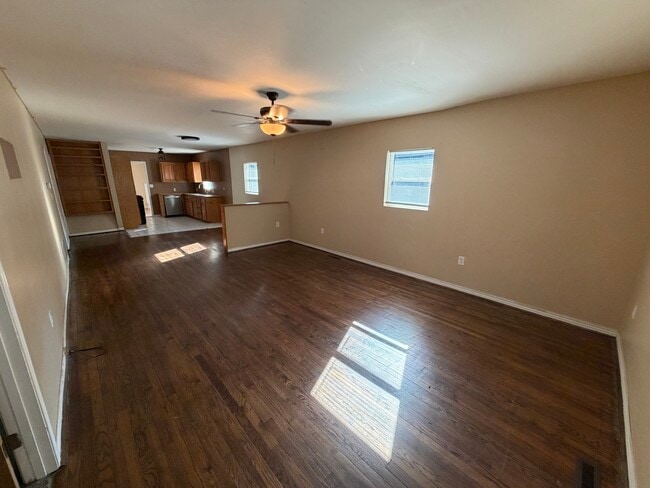Building Photo - 305 W Lindburg St