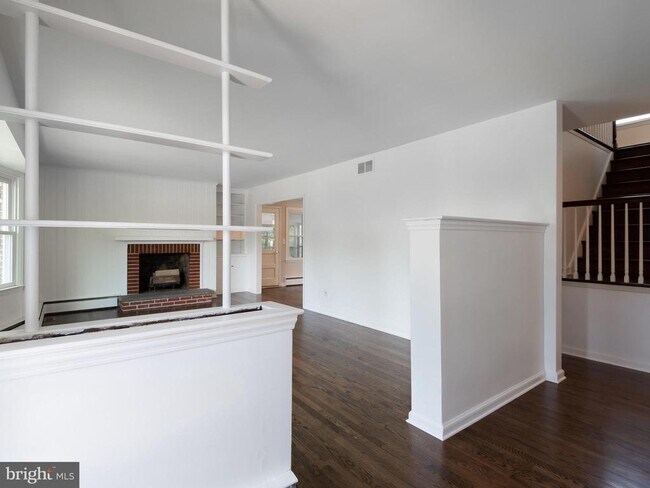 Building Photo - 840 Rosary Ln