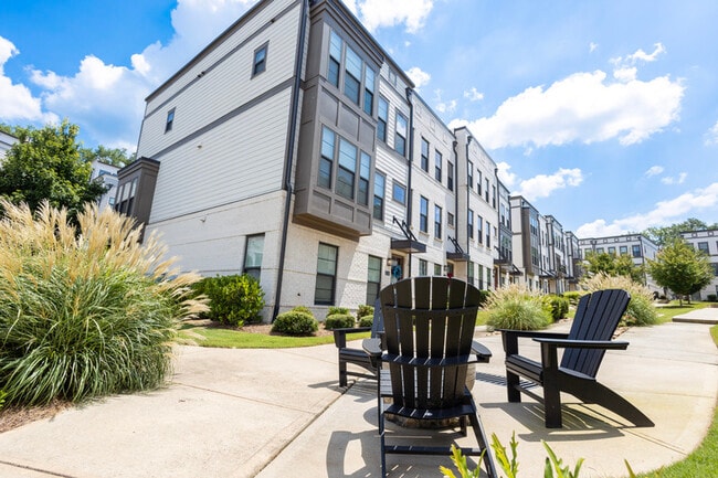 Building Photo - 2110 Holtz Ln