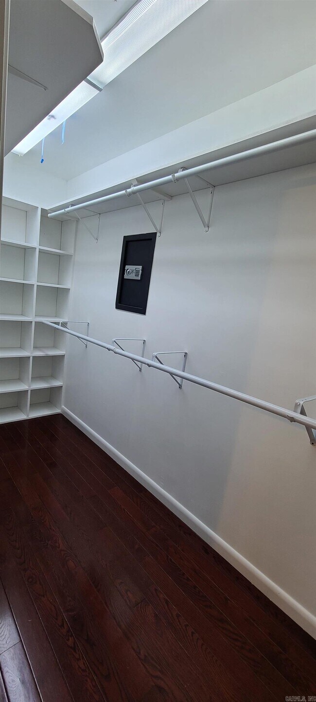 Foto del edificio - 7302 Woodside Ln